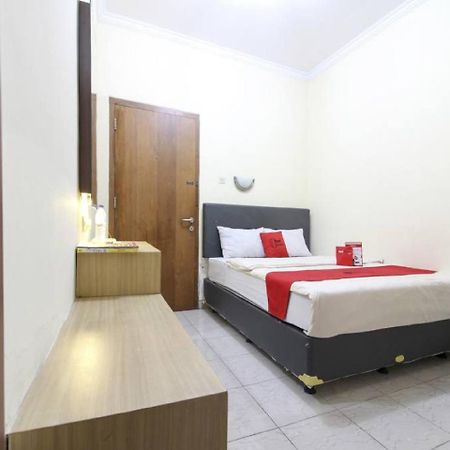 RedDoorz Plus near Stadion Mandala Krida Yogyakarta Exterior foto
