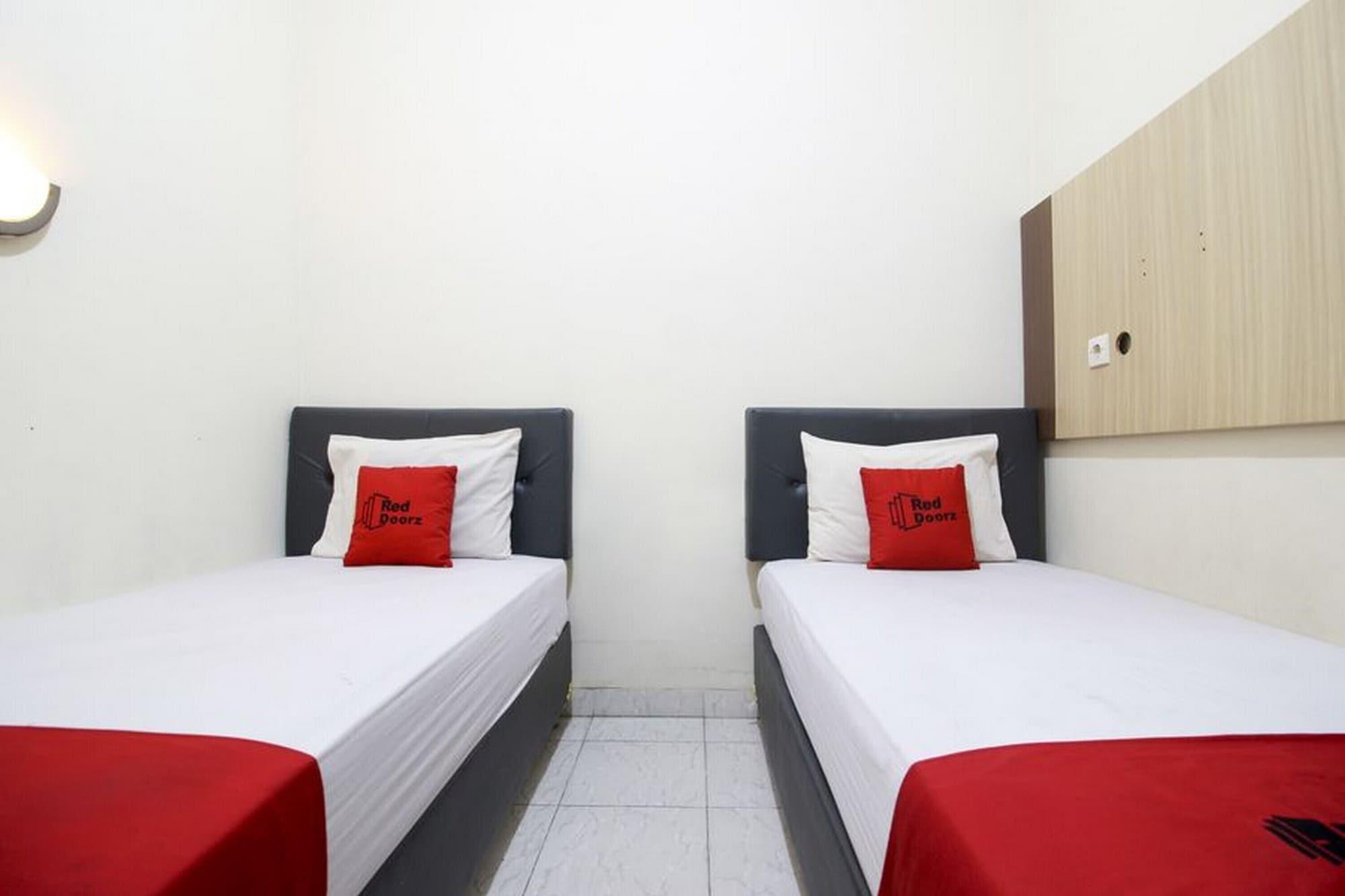 RedDoorz Plus near Stadion Mandala Krida Yogyakarta Exterior foto