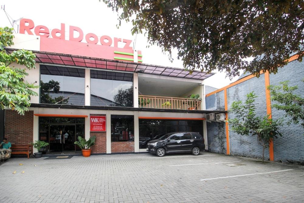 RedDoorz Plus near Stadion Mandala Krida Yogyakarta Exterior foto