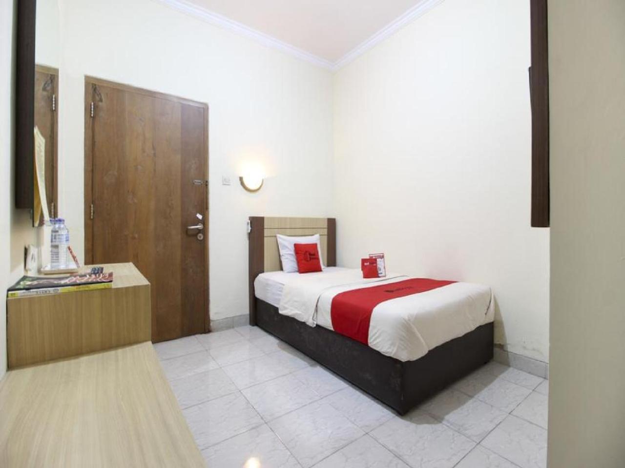 RedDoorz Plus near Stadion Mandala Krida Yogyakarta Exterior foto
