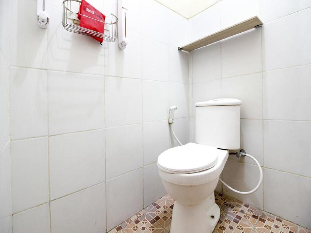 RedDoorz Plus near Stadion Mandala Krida Yogyakarta Exterior foto