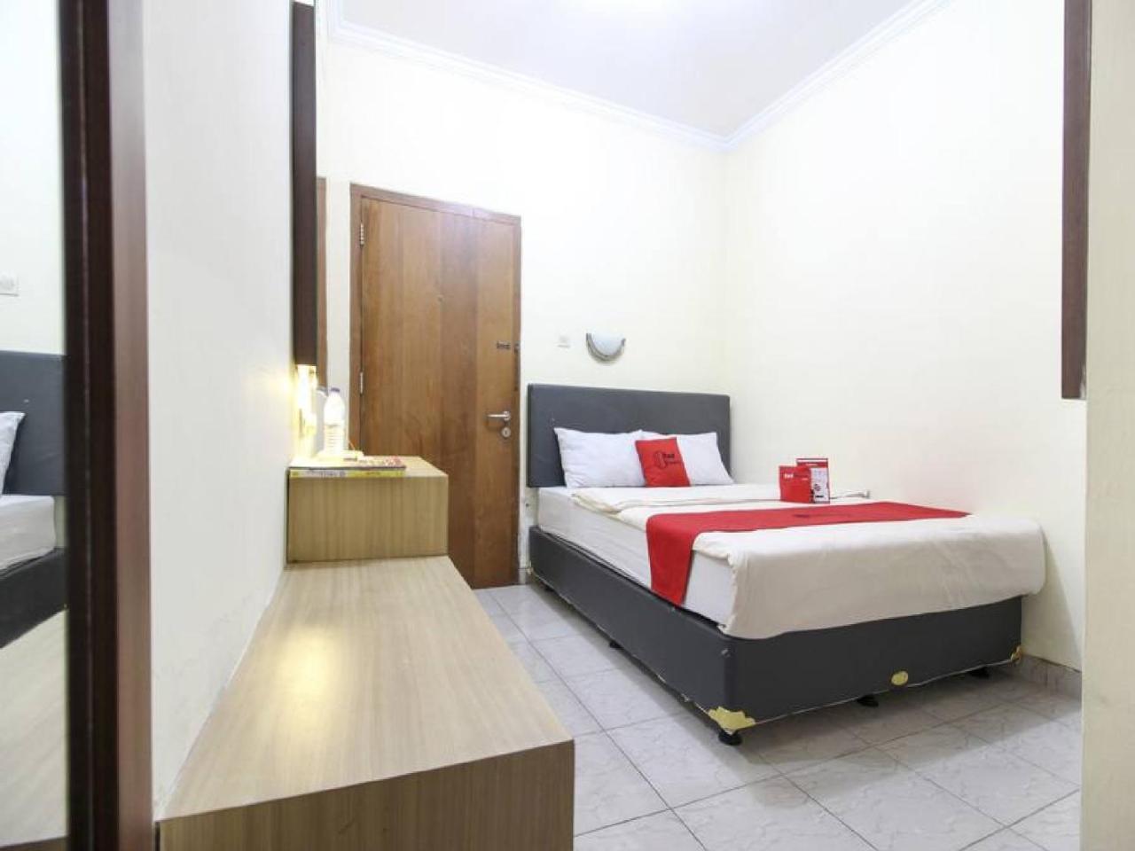 RedDoorz Plus near Stadion Mandala Krida Yogyakarta Exterior foto