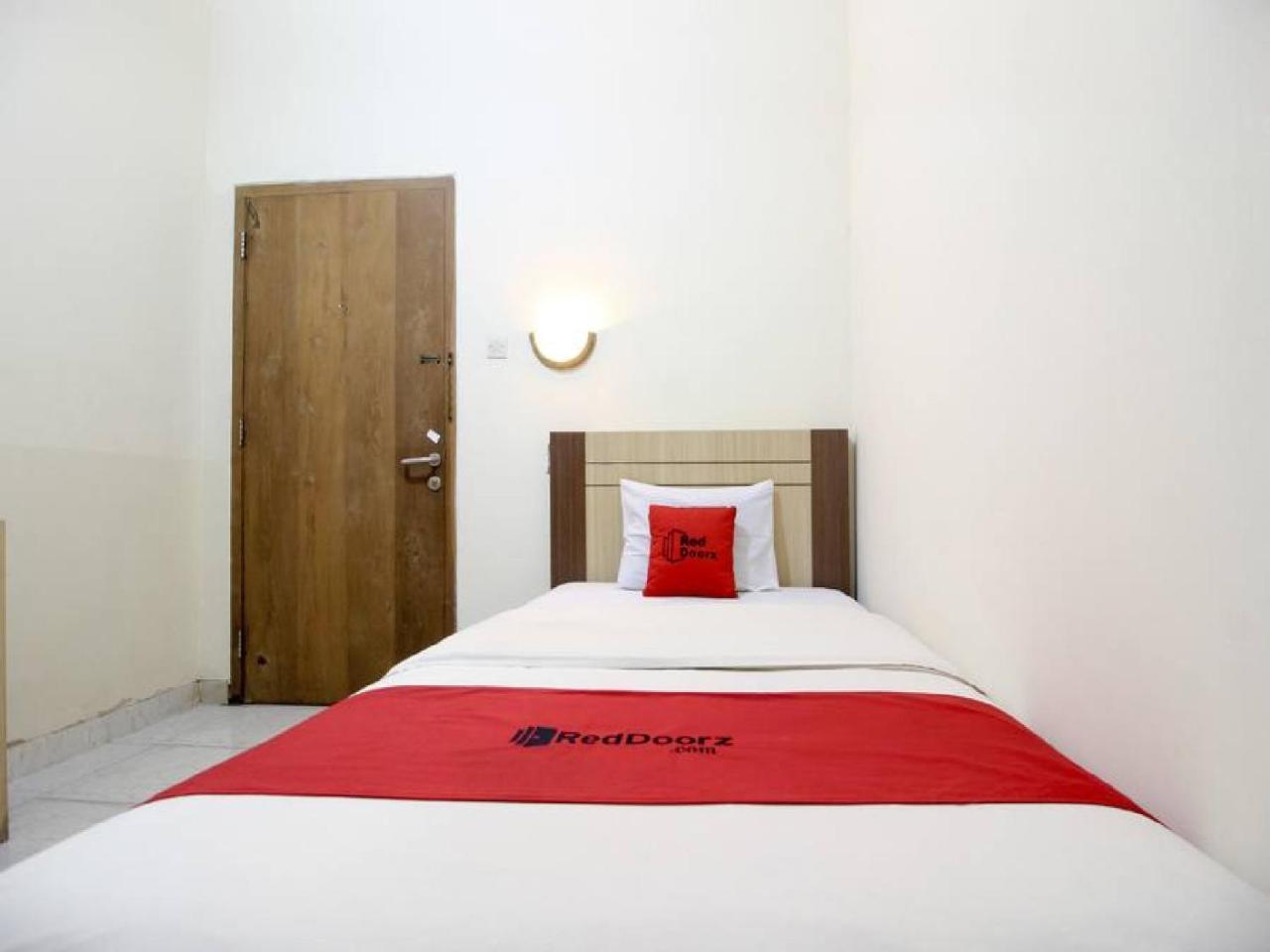 RedDoorz Plus near Stadion Mandala Krida Yogyakarta Exterior foto