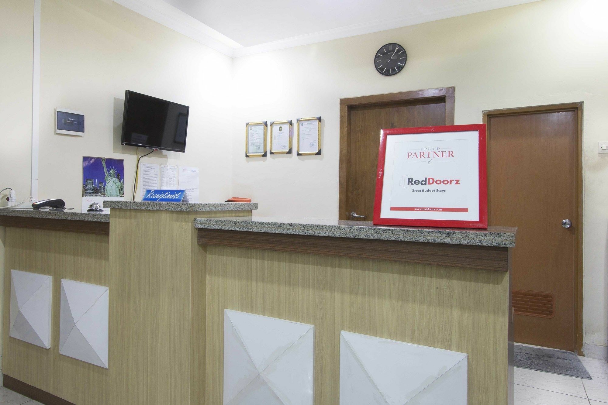 RedDoorz Plus near Stadion Mandala Krida Yogyakarta Exterior foto